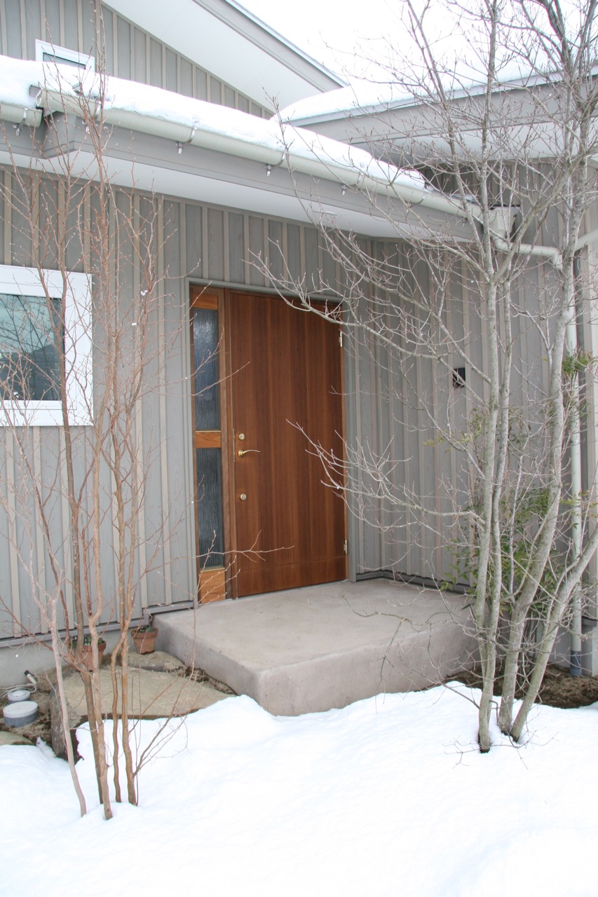 雪景色の玄関ポーチ