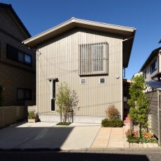 小さな家　小屋のある家