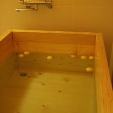 木の浴槽と柚子湯