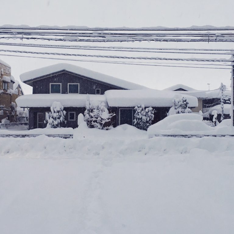 日本昔話のような積雪／まちなか山荘