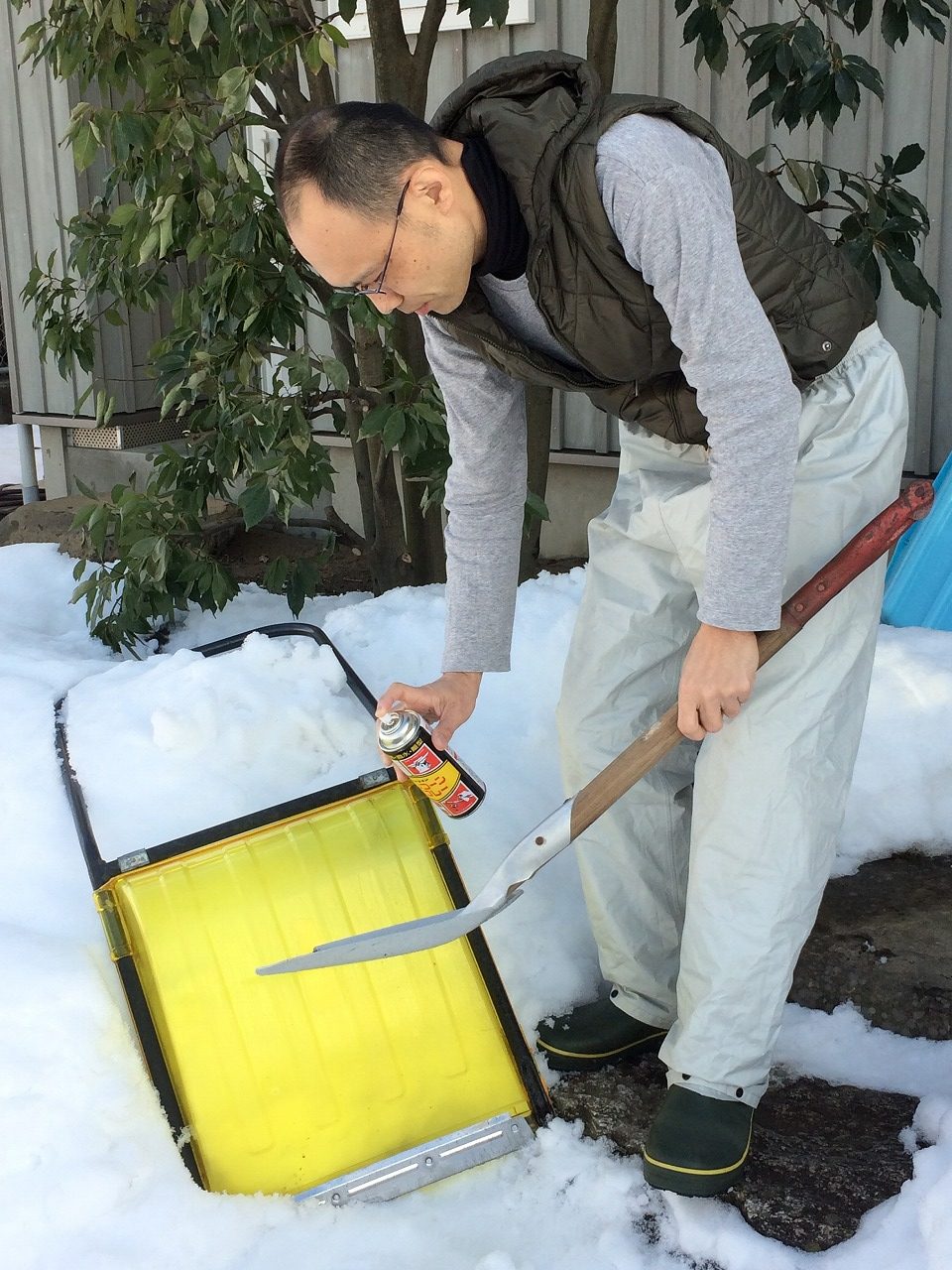 雪かきに シリコンスプレー 再掲載 新潟で家を建てるなら 注文住宅 自然素材の木の家 山川建築事務所