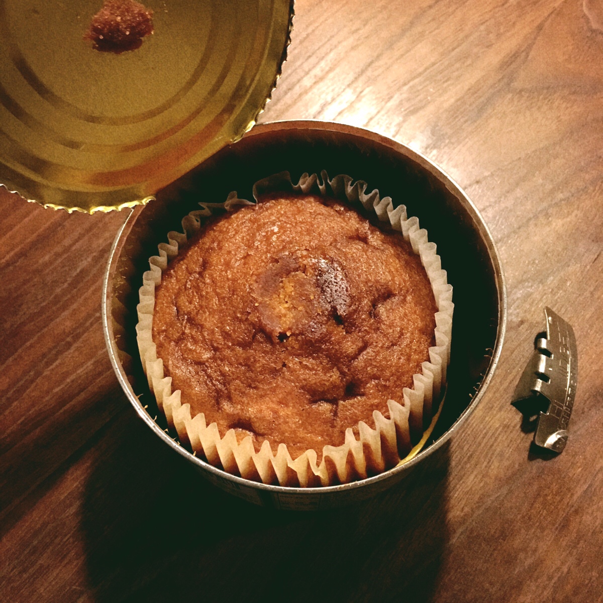 缶切り付きの保存食パン