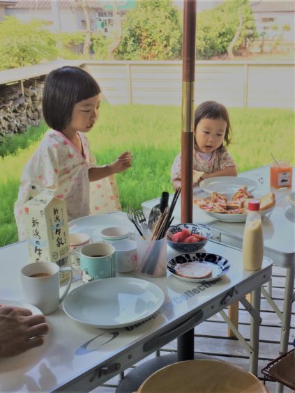 夏の休日　デッキで朝食