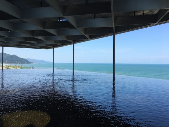 うみがたり３階の大水槽は屋外