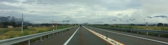 山形建築ツアーの途中、村上市の低い雲