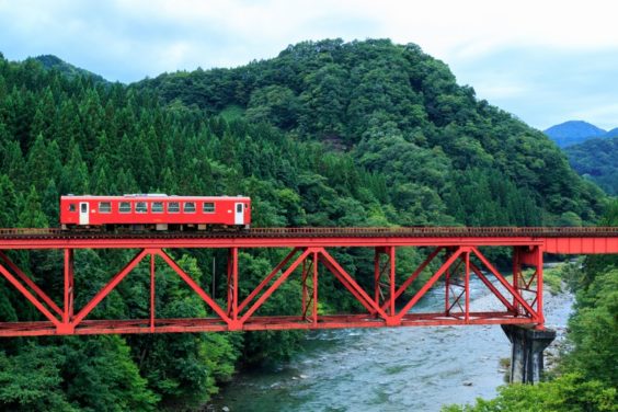 美しい景色を通る電車なら、窓側に座りたい