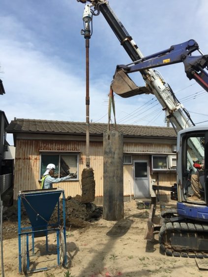 砕石パイル　地面に穴を掘る