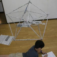 新聞紙で秘密基地