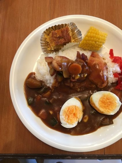 朝に持ち込まれた食材で作られた子ども食堂のカレーランチ