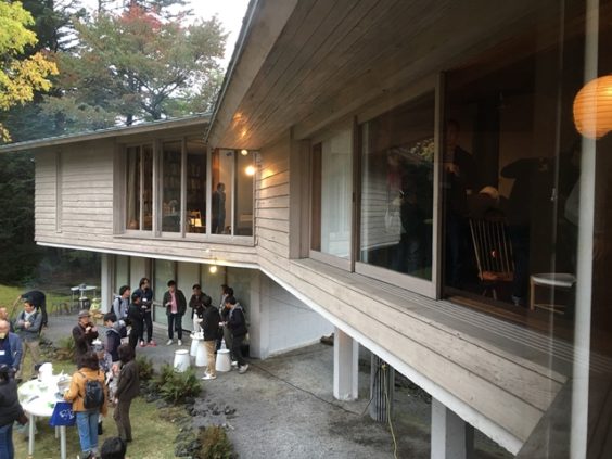 吉村順三設計の脇田山荘は何とも言えない浮遊感と抱擁感が魅力