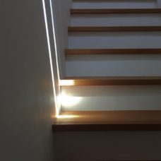 階段に天窓から光　