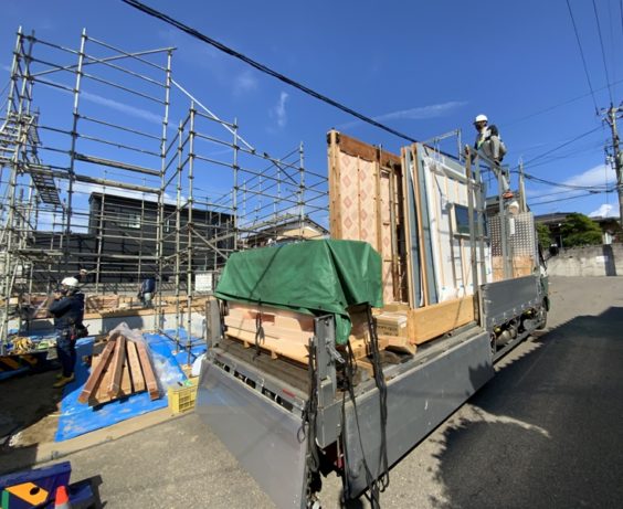 寺尾上のまちなか山荘　大型パネル搬入