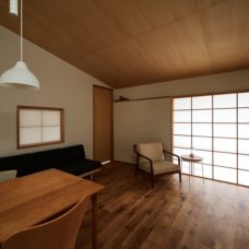 小杉のまちなか山荘　リビングからテラス　障子　PEPEソファ　PERA　PESO