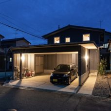 坂井東のまちなか山荘 夕景アプローチ