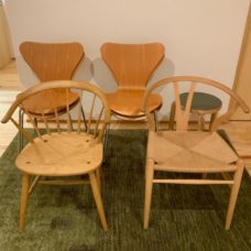 寺尾上のまちなか山荘　椅子　チェア　中村好文　サム　thumb chair Yチェア　セブンチェア　ギャッベ